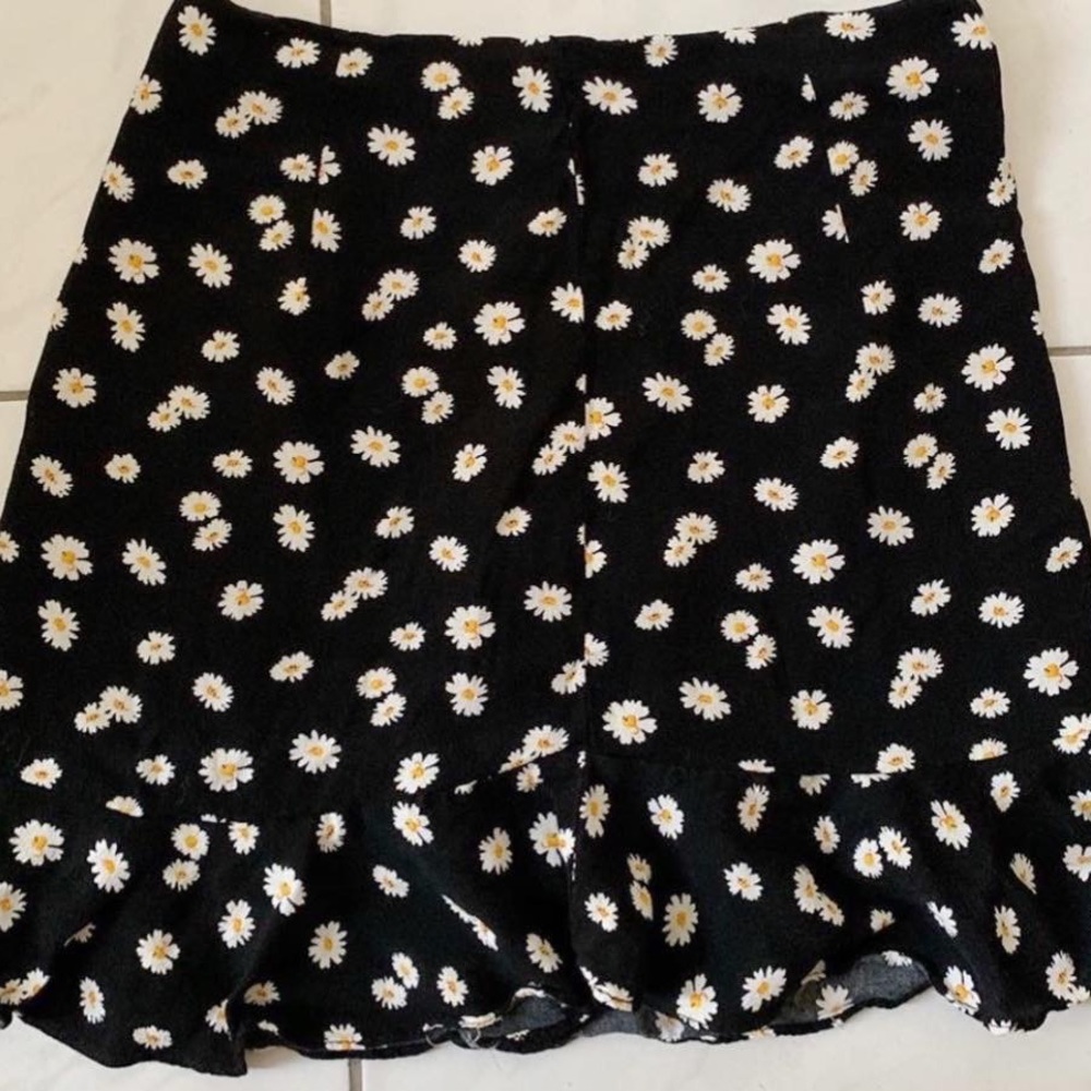 mini skirt w daisies